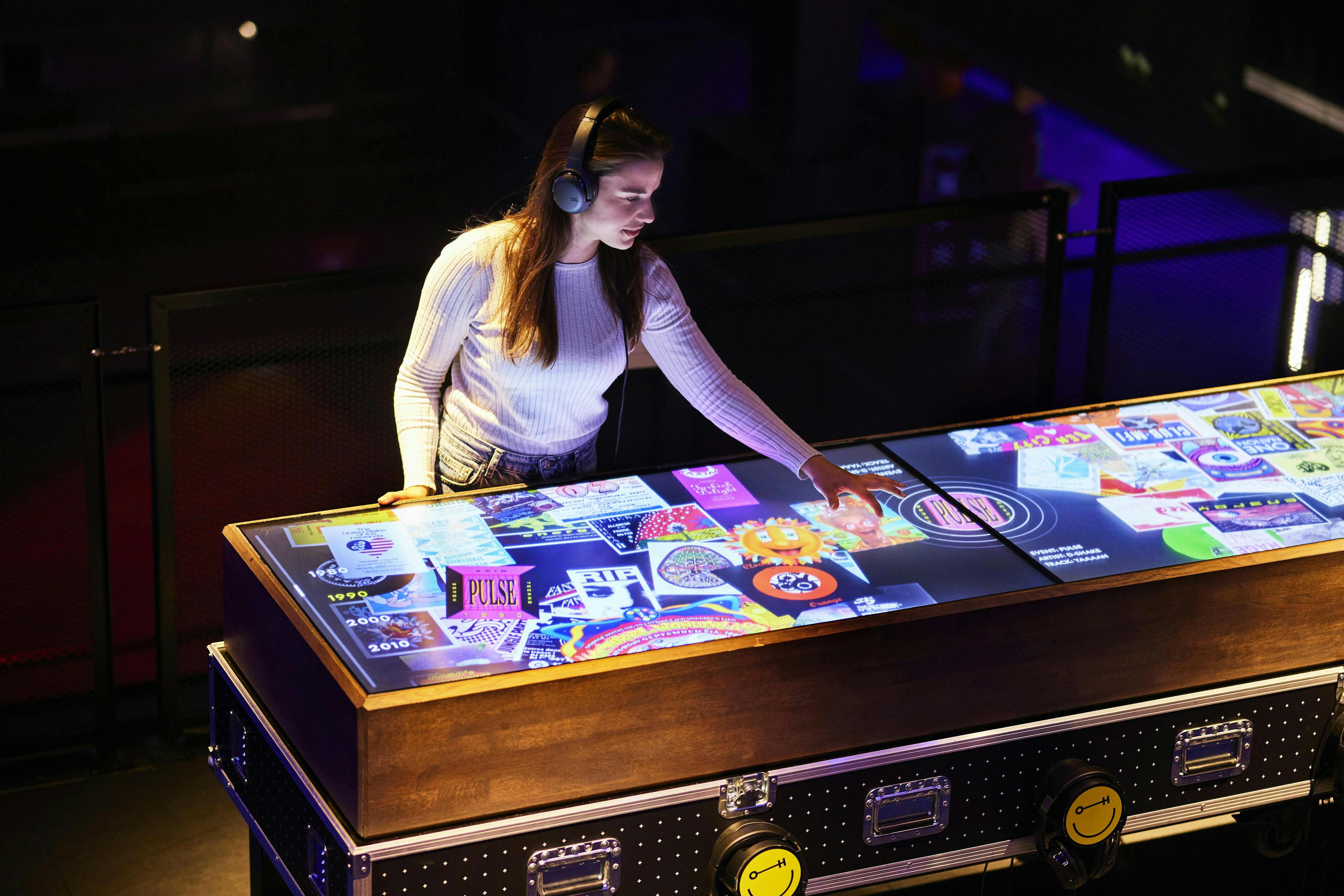 Interactive installations about electronic music history